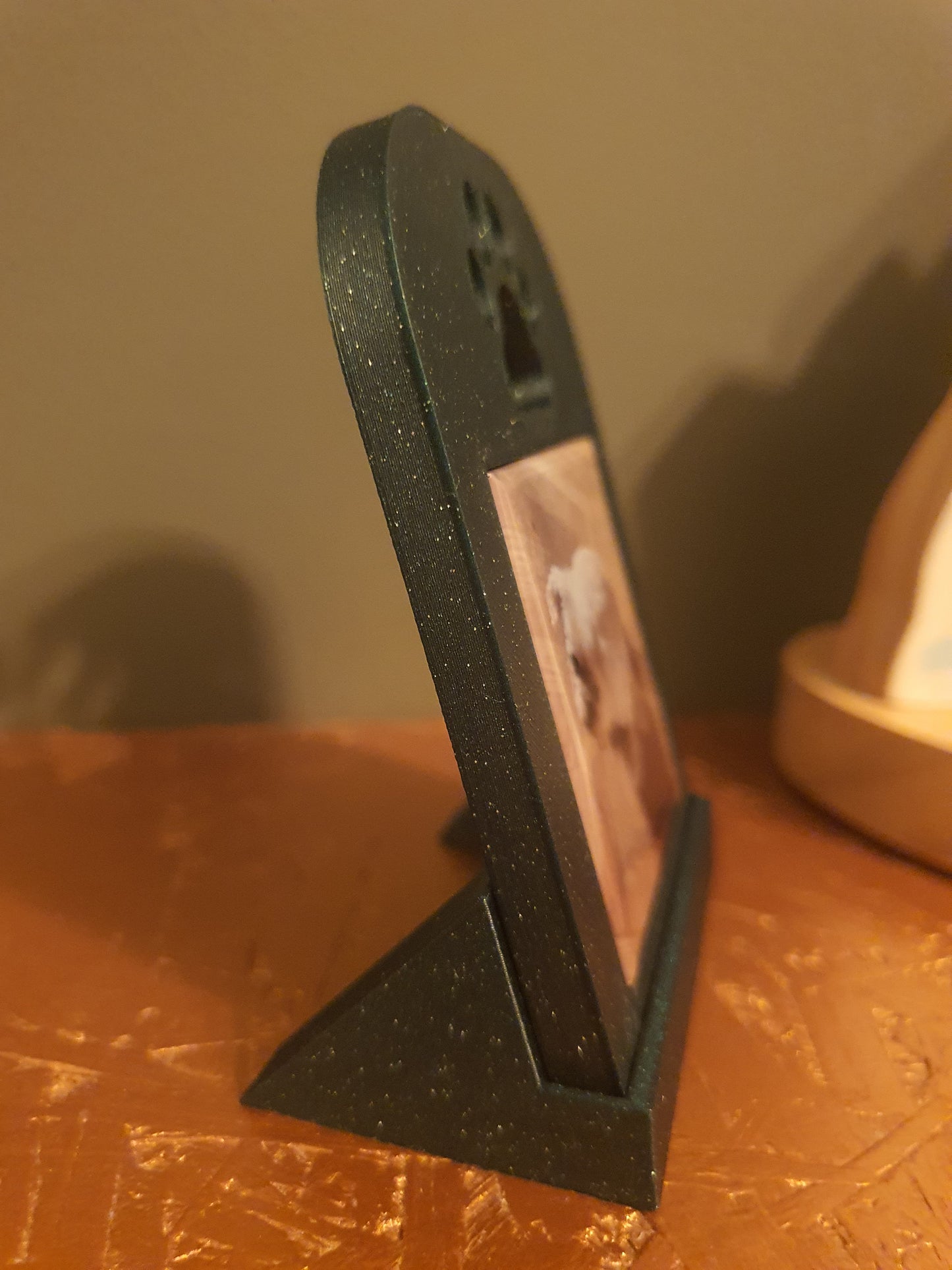 Ramka magnetyczna na 1 magnes ze wzorem łapki – stojąca i na lodówkę (PLA, handmade)