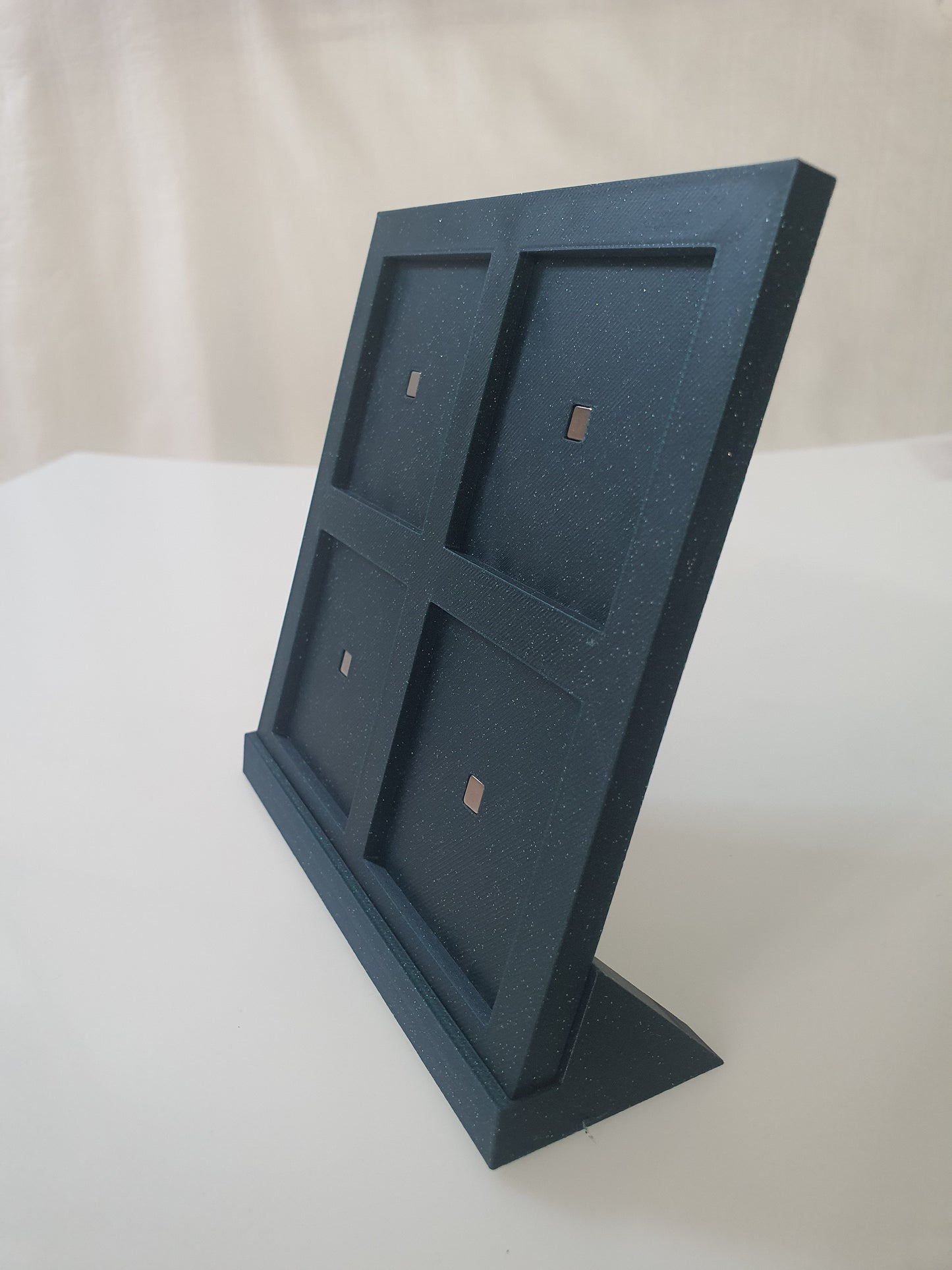 Ramka magnetyczna na 4 magnesy – stojąca i na lodówkę (13x13 cm, PLA)
